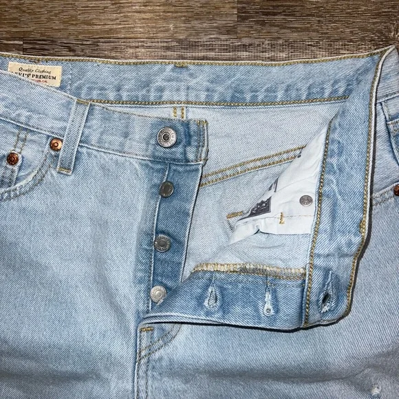 NWOT Levi’s 501 Mid Thigh Shorts - Picture 9 of 14